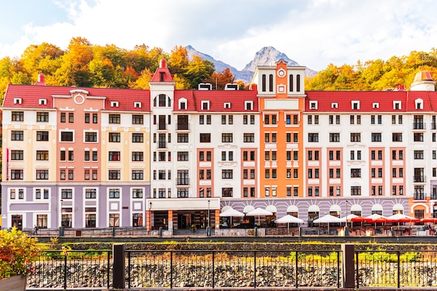 Maisons colorées sur le quai de la station balnéaire de Rosa Khutor. Sotchi, Esto-Sadok, Russie - 13 octobre 2021.