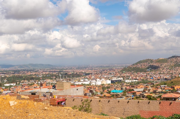 Photo maisons construites sur une colline colonies de développement urbain en amérique latine