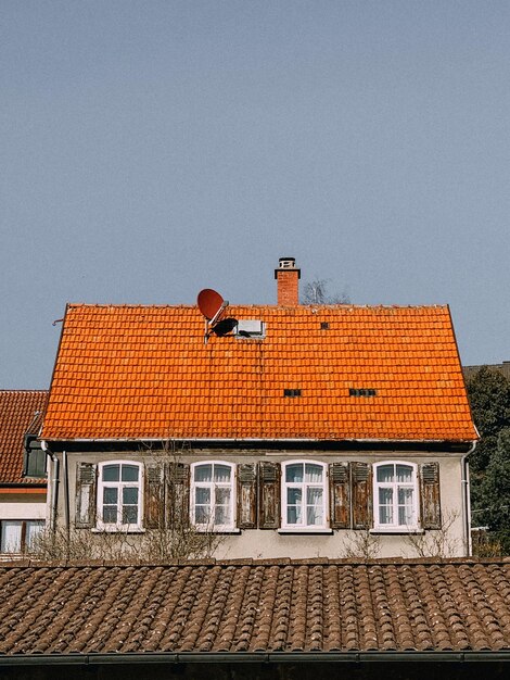 Photo des maisons contre un ciel bleu clair