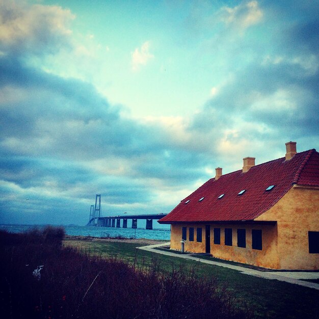 Photo des maisons contre un ciel nuageux