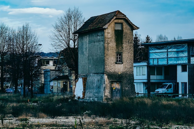 Photo des maisons contre le ciel