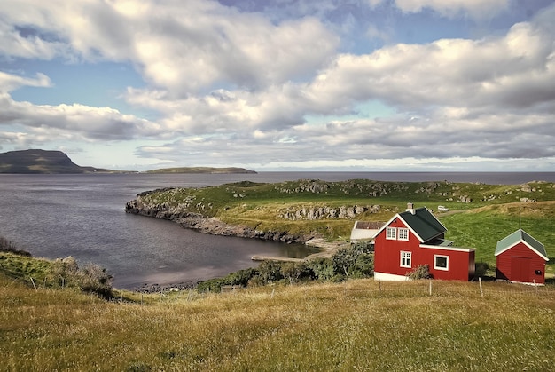 Maisons sur la côte de la mer sur un ciel nuageux à Torshavn Danemark Maisons en bois sur le paysage marin Belle vue sur le paysage Vacances d'été dans le pays Architecture et design Écologie et environnement