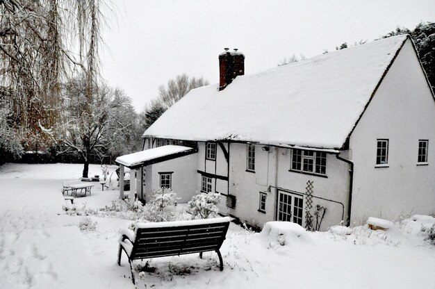 Photo des maisons couvertes de neige en hiver