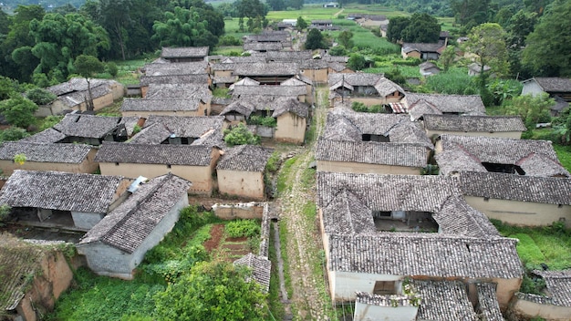 Photo les maisons dai traditionnelles dans l'architecture rurale chinoise du yunnan photographie aérienne