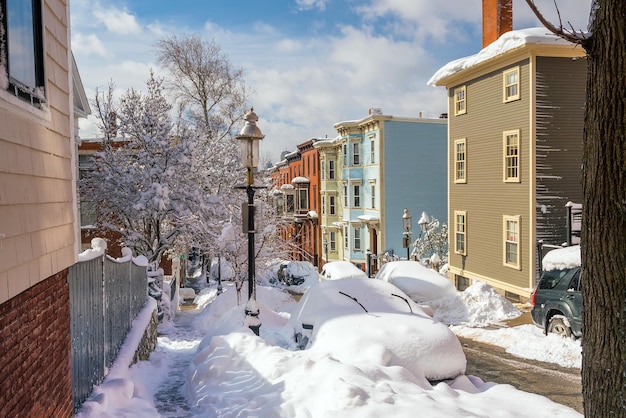 Des maisons dans la région historique de Bunker Hill après une tempête de neige à Boston, Massachusetts