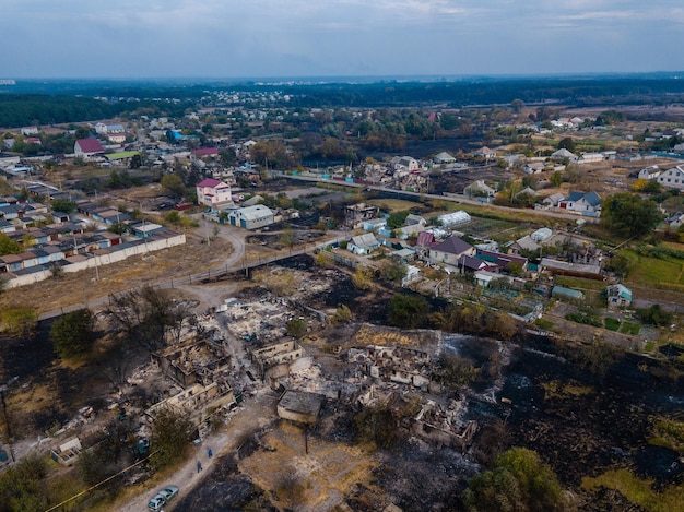 Maisons détruites après l'incendie en Ukraine Photo aérienne