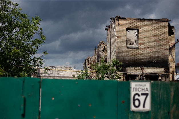 Maisons détruites après des incendies, de l'artillerie et des bombes lors de l'invasion russe de l'Ukraine