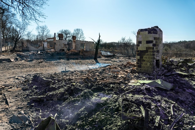 Des maisons détruites à la suite d'un incendie en Russie Des briques et des parties de murs divers articles ménagers des fenêtres brisées recouvertes de cendres se trouvent à la surface de la terre Catastrophe naturelle