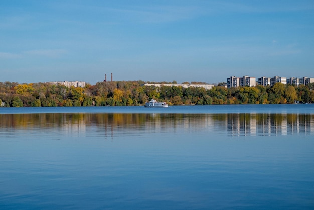 Maisons d'eau du lac d'automne feuilles jaunes