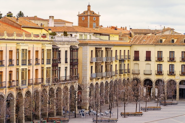 Maisons entassées sur la place principale de la ville médiévale d'Avila, Espagne.