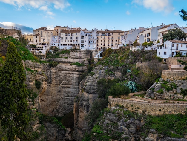 Maisons sur la falaise dans la ville de ronda.