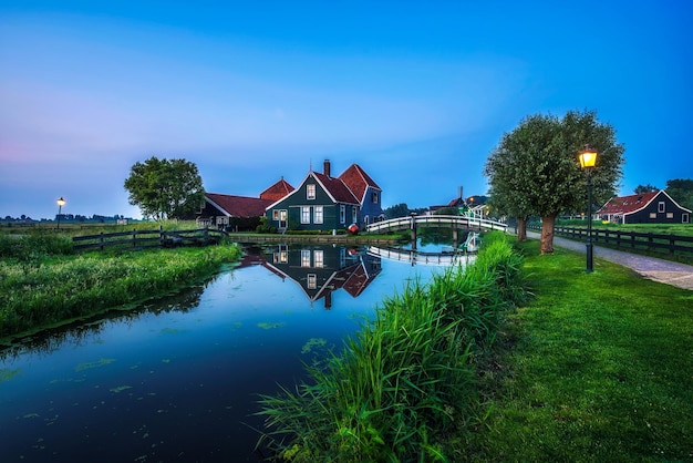 Maisons de ferme historiques dans le village hollandais de Zaanse Schans la nuit