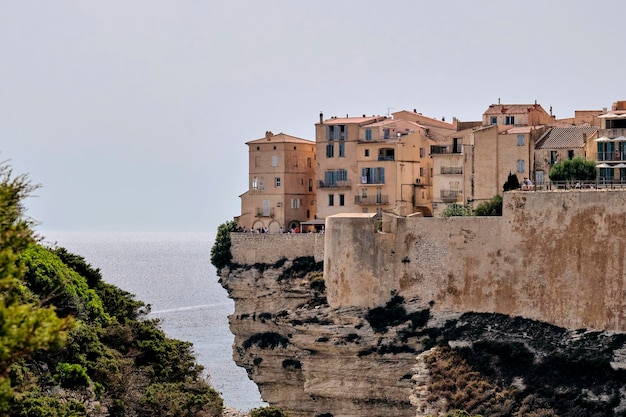 Maisons à flanc de falaise avec vue sur les Bouches de Bonifacio