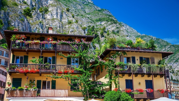 Maisons fleuries dans une rue de Limone sul Garda, Lac de Garde, Italie