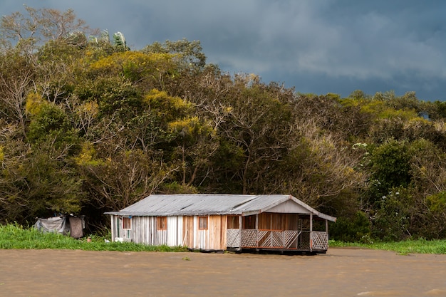 Maisons flottantes dans la rivière amazone - Manaus - Brésil
