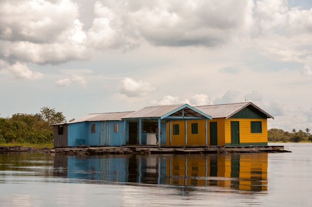 Maisons flottantes dans la rivière amazone - Manaus - Brésil