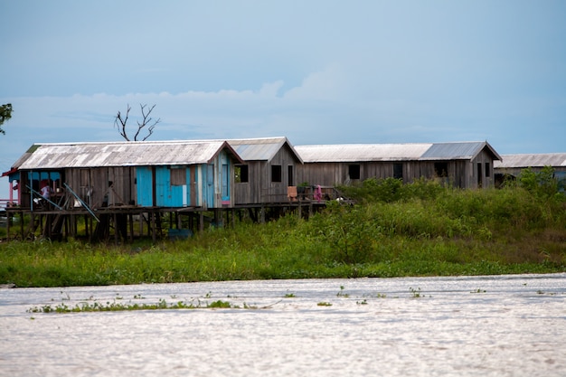 Maisons flottantes dans la rivière amazone - Manaus - Brésil