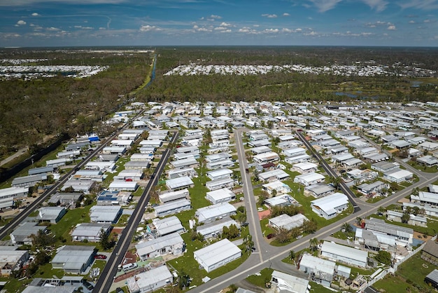 Maisons gravement endommagées après l'ouragan Ian en Floride zone résidentielle de maisons mobiles Conséquences d'une catastrophe naturelle