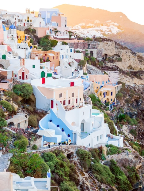 Photo des maisons de grotte blanches traditionnelles sur une falaise sur l'île de santorini cyclades grèce