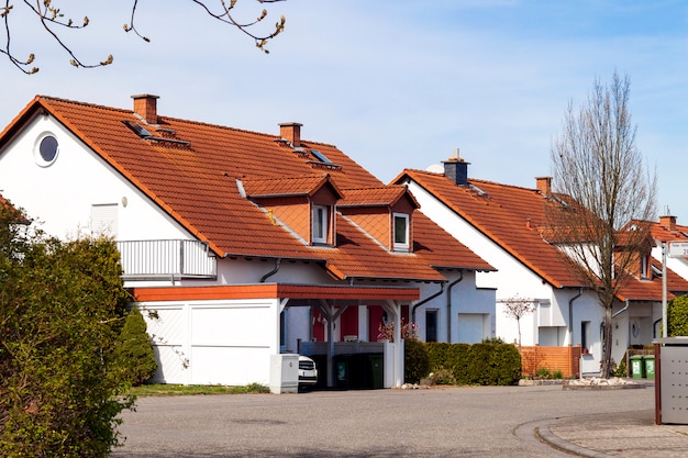 Maisons d'habitation allemandes classiques avec des tuiles et des fenêtres orange