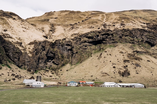 Maisons d'habitation et installations de production d'entreprises agricoles au pied de la montagne