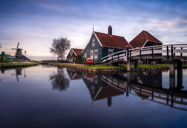 Maisons historiques dans le village hollandais de Zaanse Schans