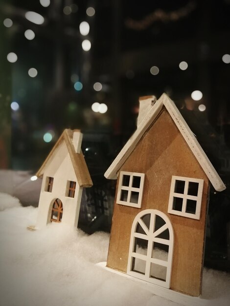 Des maisons en hiver, des décorations de nuit.