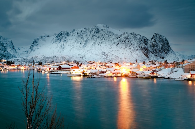 Maisons d'hiver sur l'océan la nuit