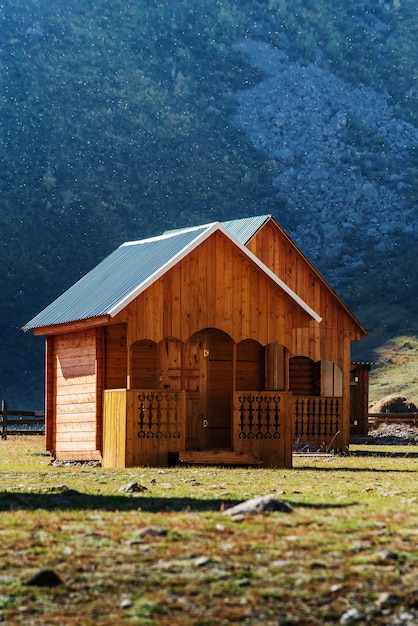 Maisons d'hôtes en bois dans un camp touristique dans une vallée de montagne. Russie, Altaï