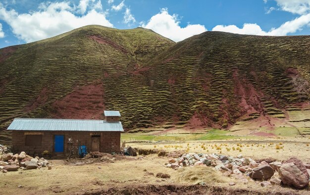 Maisons humbles sur le chemin des montagnes arc-en-ciel de Palccoyo, au milieu de la vallée des Andes, au Pérou