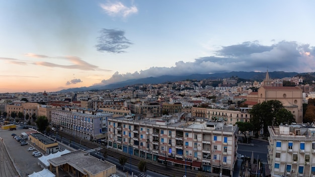 Maisons et immeubles d'appartements dans une ville touristique messine sicilia italie