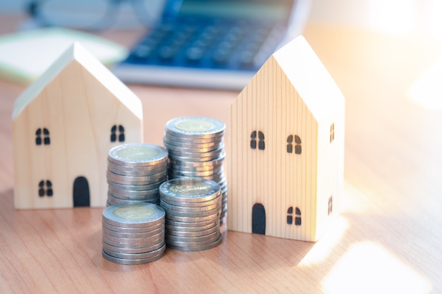 Photo maisons de jouets en bois avec de l'argent. investissez dans l'immobilier