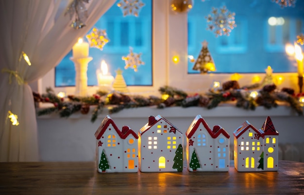 Maisons de jouets de Noël sur fond de fenêtre décorée