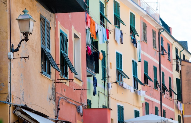 Maisons liguriennes traditionnelles italiennes colorées