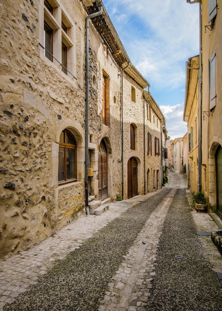 Maisons médiévales et rue pavée du village de Rochemaure, dans le sud de la France, Ardèche