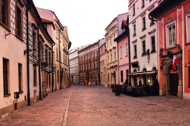 Maisons médiévales traditionnelles à l'aube à Cracovie