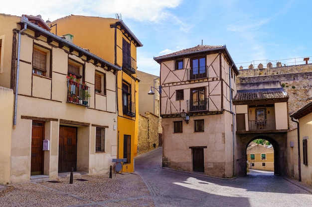 Maisons médiévales très pittoresques avec arches et balcons en pierre dans la ville de Ségovie, classée au patrimoine mondial de l'UNESCO