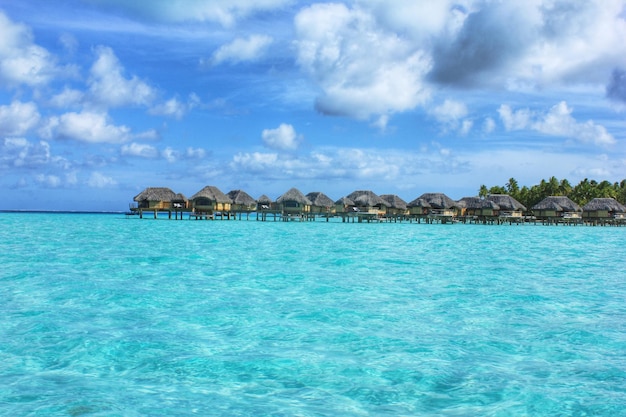 Des maisons sur la mer turquoise contre le ciel