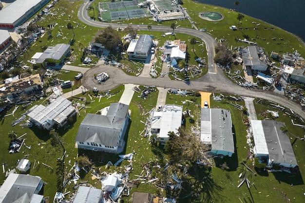 Des maisons mobiles gravement endommagées après l'ouragan Ian dans un quartier résidentiel de Floride Conséquences d'une catastrophe naturelle