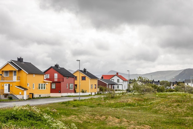 Maisons norvégiennes rouges et blanches jaunes le long de la route dans le village d'Andenes Municipalité d'Andoy District de Vesteralen Comté de Nordland Norvège