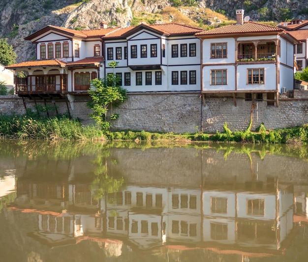 Maisons ottomanes historiques à Amasya et leurs reflets dans l'eau