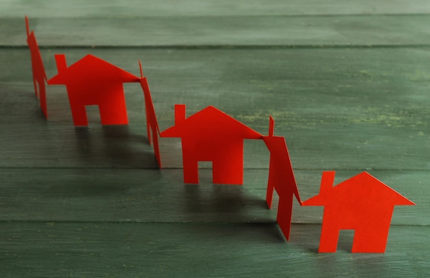 Photo des maisons en papier sur fond de bois