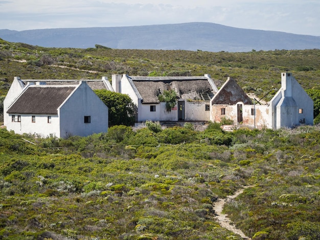 Photo des maisons par la montagne contre le ciel