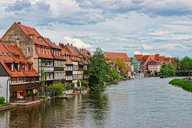 Maisons de pêcheurs colorées et rivière Regnitz dans la Petite Venise à Bamberg en Haute-Franconie, Bavière, Allemagne.