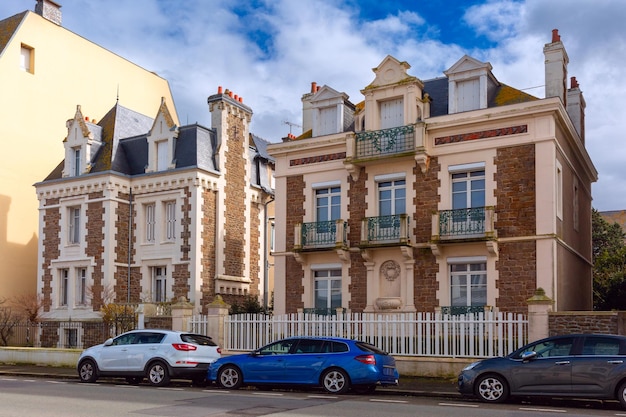 Photo des maisons de pierre confortables dans la vieille ville de saint malo, également connue sous le nom de city corsaire, en grande-bretagne, en france.