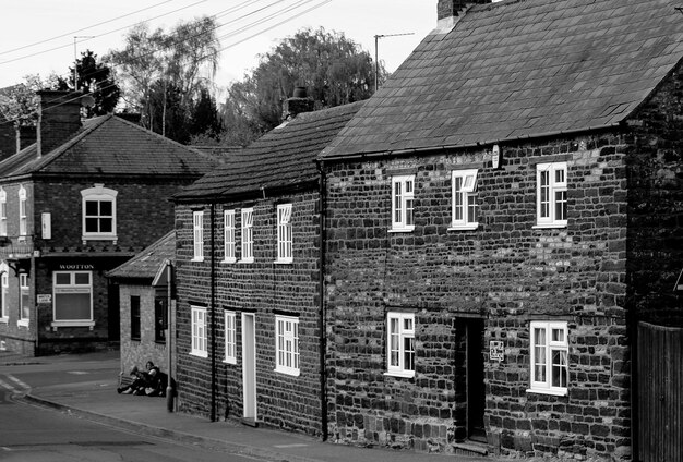 Photo des maisons en pierre dans la rue