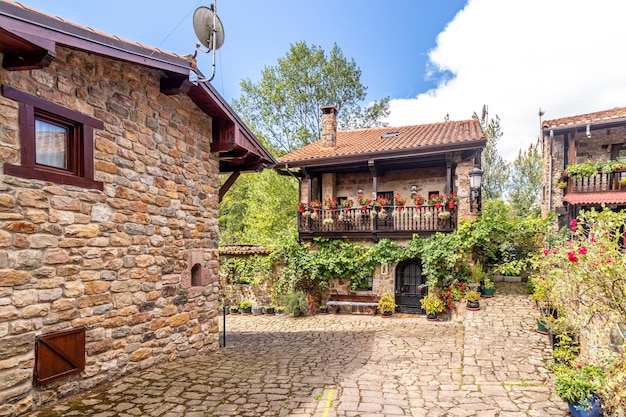 Maisons en pierre pittoresques avec des fleurs et des rues étroites dans l'un des plus beaux villages d'Espagne Barcena Mayor Cantabria