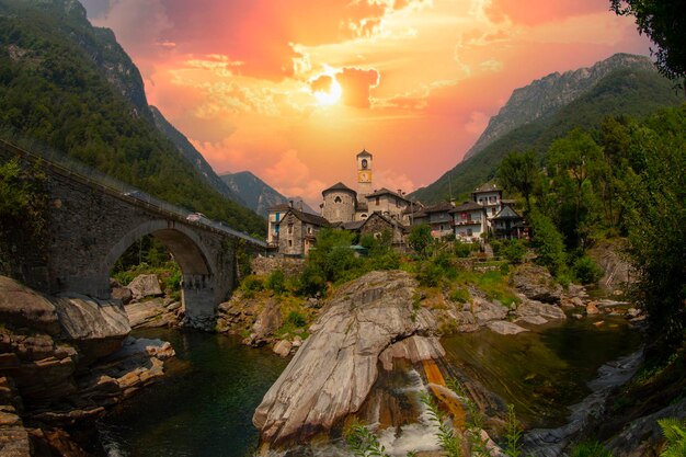 Des maisons de pierre traditionnelles et une église dans le pittoresque village de Lavertezzo Ticino Suisse