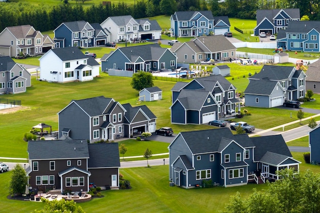 Photo maisons privées de deux étages à faible densité dans les banlieues résidentielles rurales à l'extérieur de rochester new york maisons de banlieue haut de gamme avec grand terrain et pelouses vertes en été