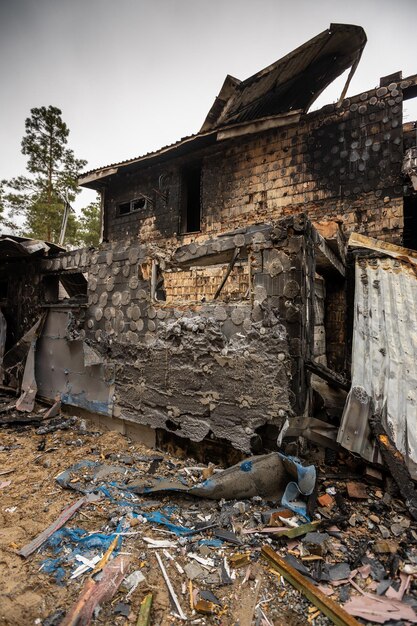 Photo des maisons qui ont brûlé après avoir été frappées par des roquettes mines irpin bucha gostomel